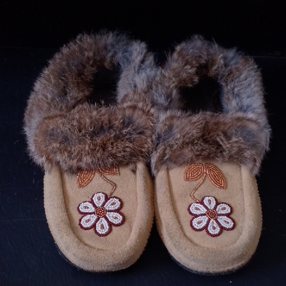 Manitobah Moccasins Traditional Indigenous Bead Work Flowers Suede Rabbit Fur